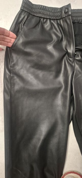 Czarne spodnie ze skóry Mohito