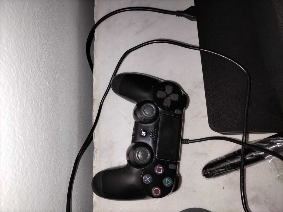 PlayStation 4 500 GB,3 jogos, comando e respectivos cabos,na caixa