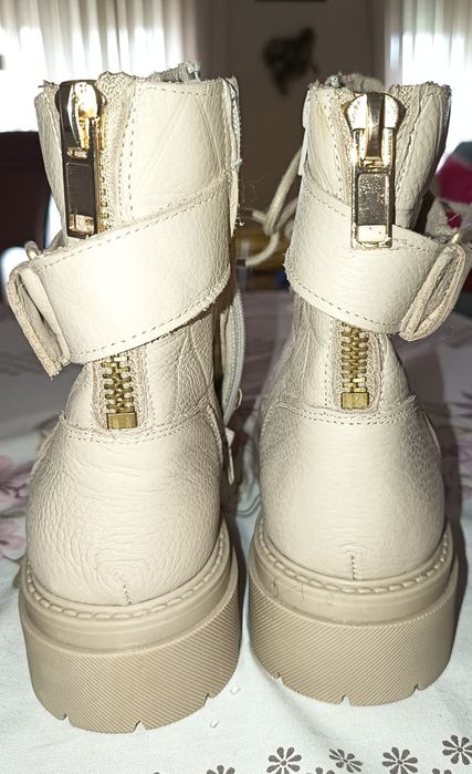 Botas de mulher em pele