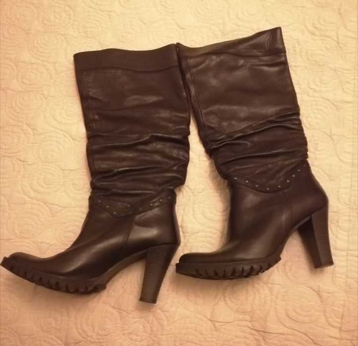 Botas em pele castanhas