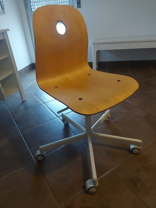 Cadeira de escritório com rodas e assento madeira