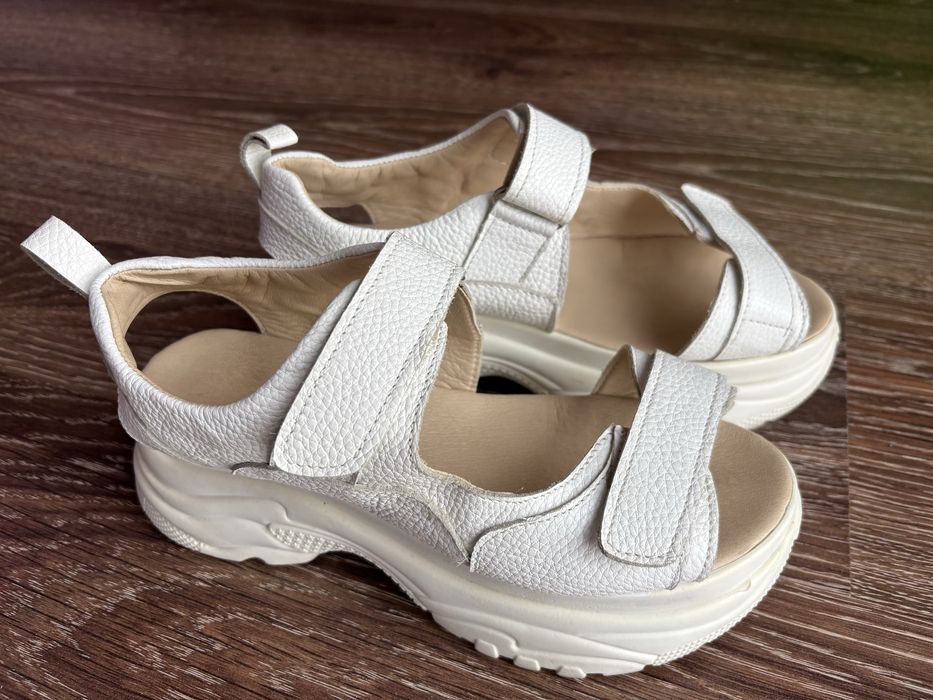 Жіночі шкіряні босоніжки на платформі 37