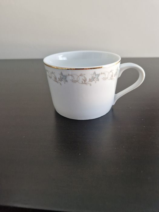 Chávenas de chá e respetivos pires, em porcelana SPAL