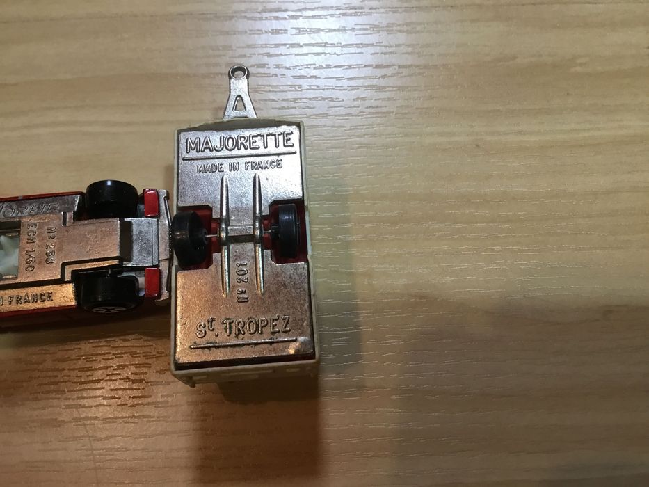 Miniaturas antigas Majorette Peugeot 604 e caravana St. tropez