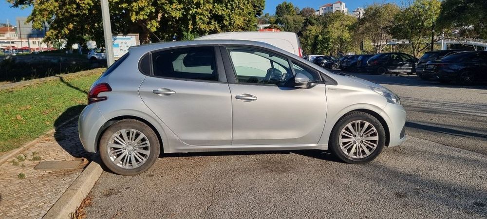 Carro Peugeot 208