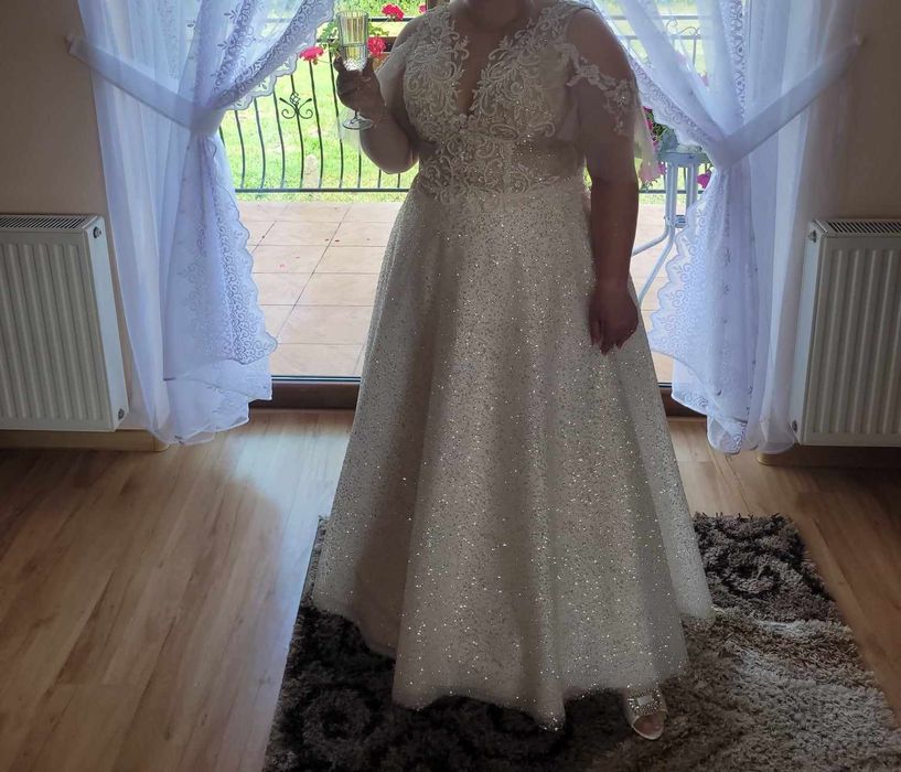 Przepiękna błyszcząca suknia ślubna ivory