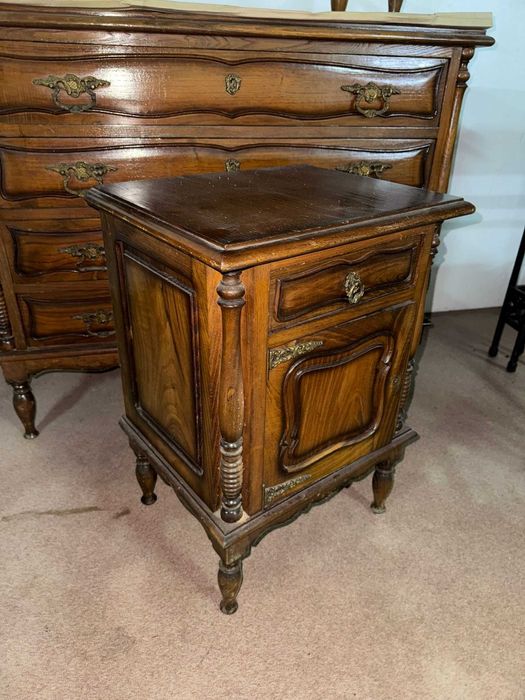 Mobília Antiga em Madeira Maciça