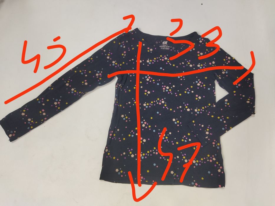 Granatowa bluzeczka H&M z długim rękawem w serduszka, rozmiar 122/128