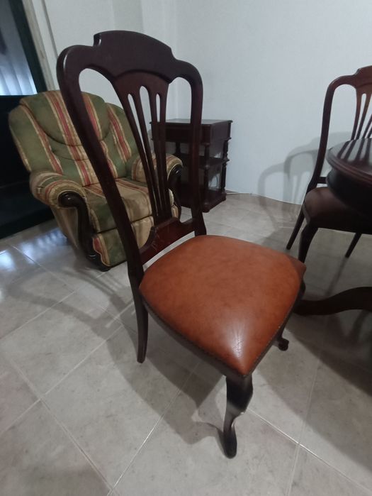 Mesa com 6 cadeiras