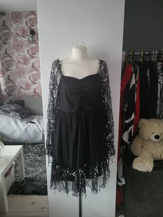 Czarna sukienka tiulowa ze srebrnymi cekinowymi frędzlami 42-44