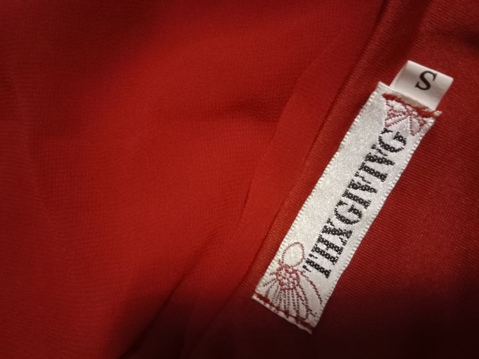 Długa czerwona sukienka z rozcięciem