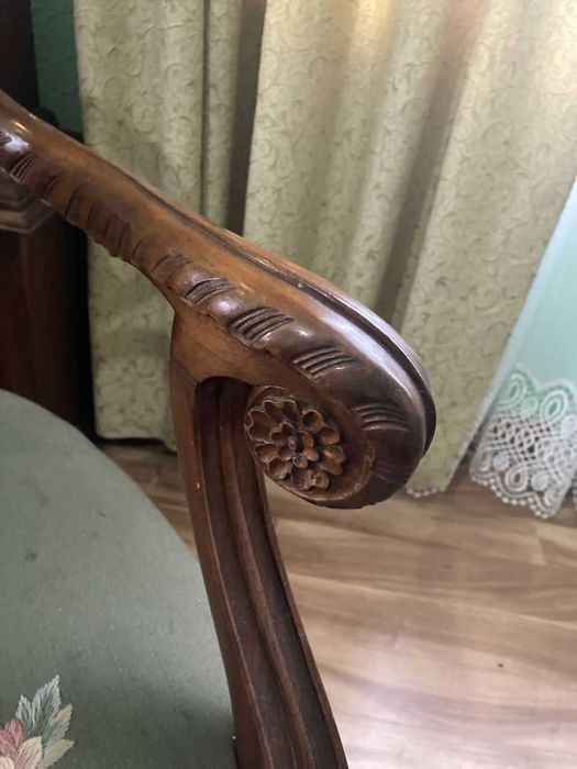 Крісло з породи дерева горіх антикварне