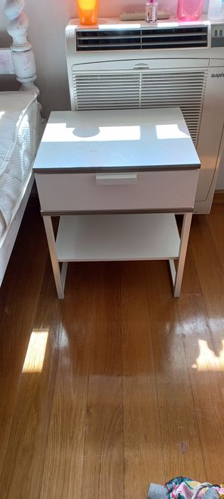 Cama , colchoes e Mesa de cabeceira