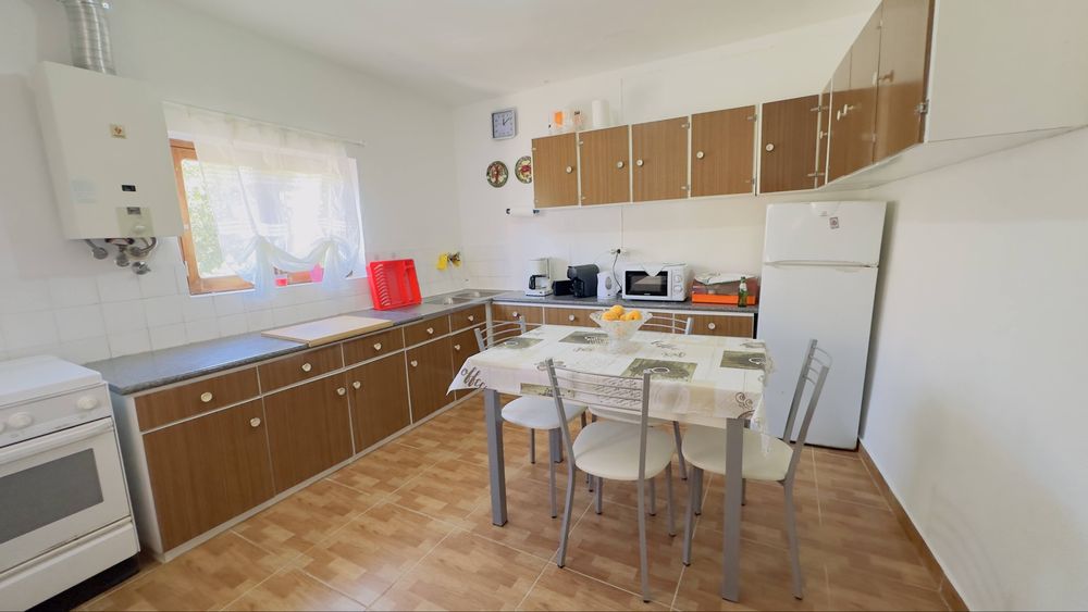 Moradia T5+1 com Vista Desafogada, Anexo Independente e Excelente Potencial | Lourinhã