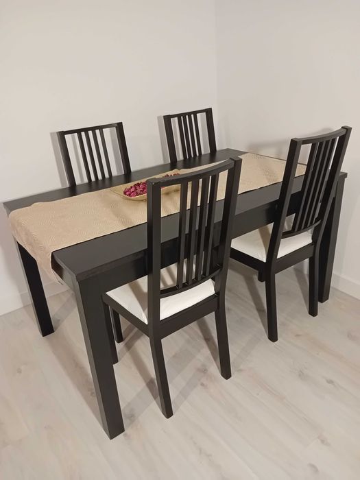 Mesa de sala em madeira + 4 cadeiras
