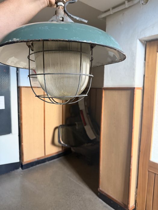 Lampy loftowe przemysłowe vintage lata 50. – 9 szt. z kloszami + 5 bez