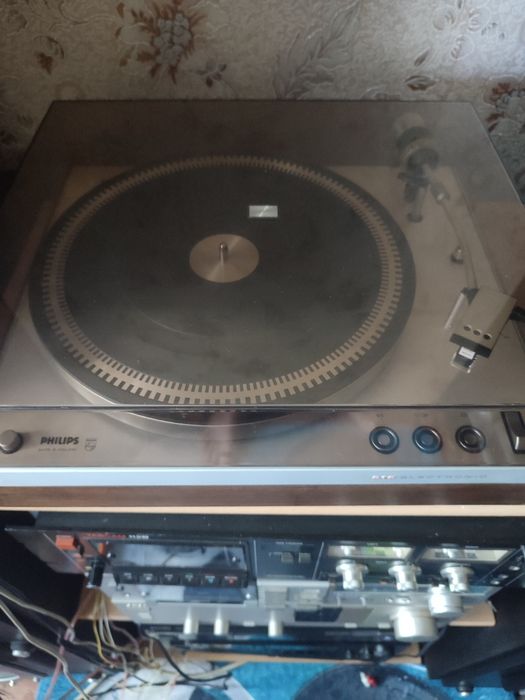 Виниловой проигрыватель philips.
