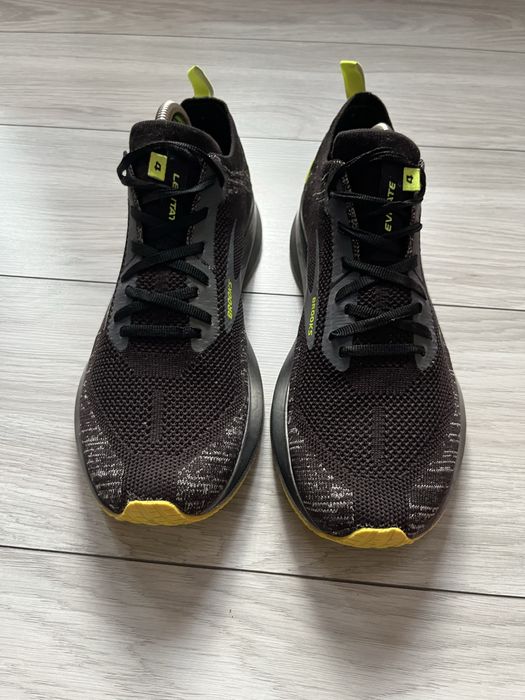 бігові кросівки Brooks Levitate 4