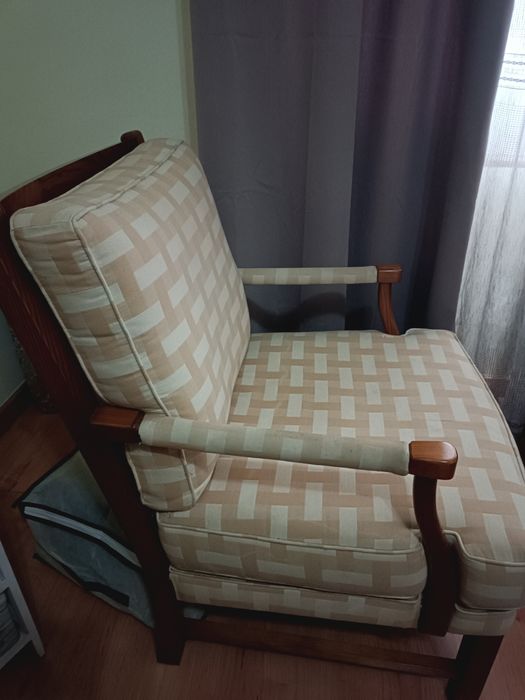 Cadeirão em pinho mel com tons beje e camel