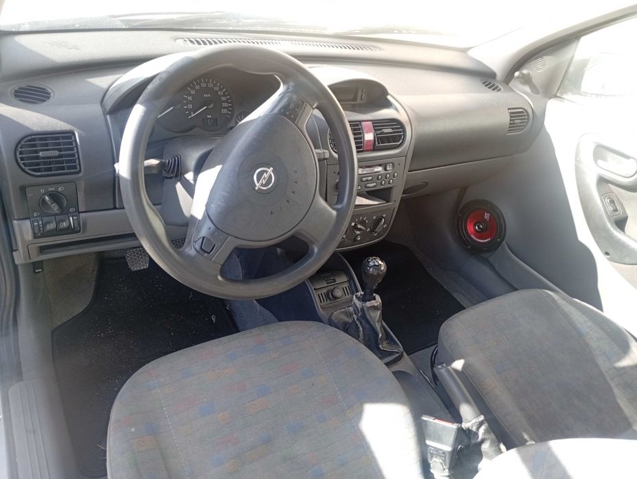 Opel Corsa  2 portas a gasolina em muito bom estado.. Contato 914980046