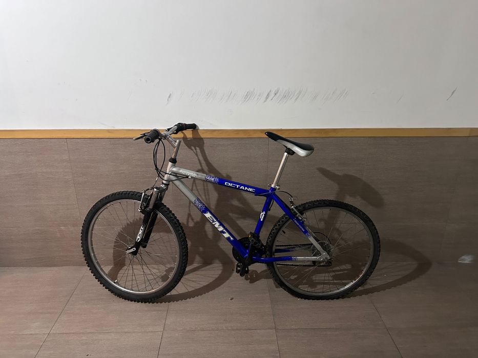 Bicicleta azul em bom estado
