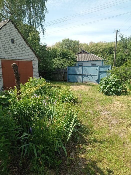 Гарненький будиночок недалеко від міста в селі Піски.