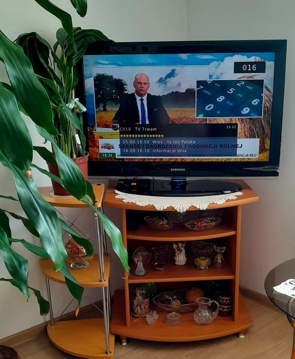 32' Telewizor Samsung + dekoder Ariva + szafka pod telewizor