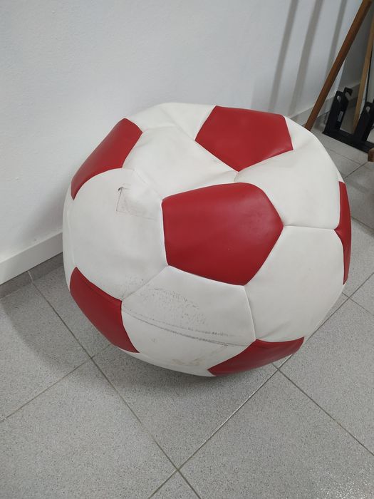 Puff bola de futebol gigante vermelha e branca