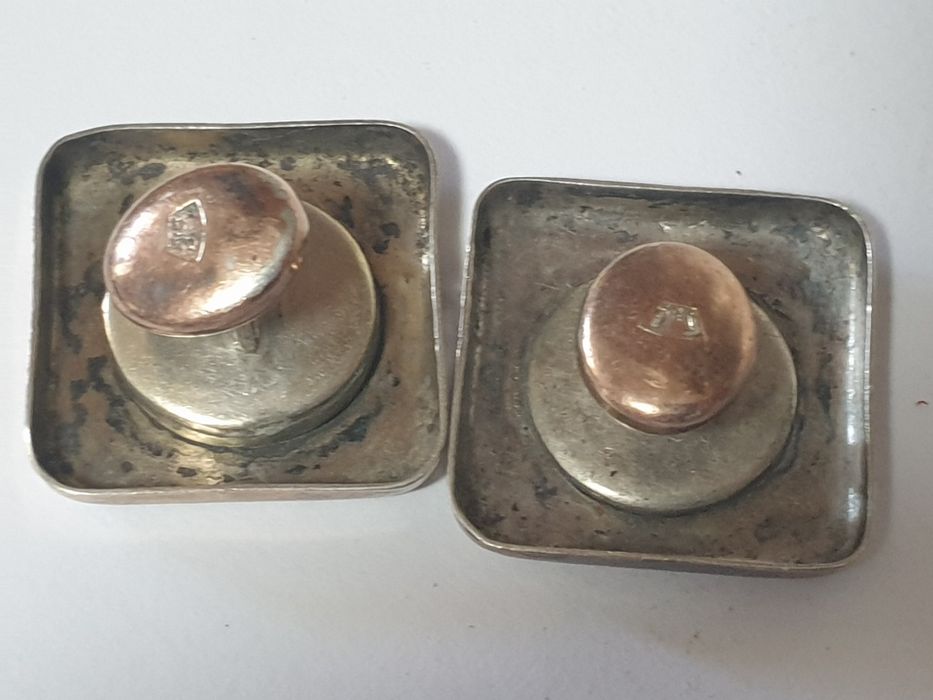 Par de antigos botões de punho com monogramas em prata dourada