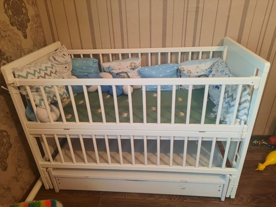 Дитяча кроватка з маятником