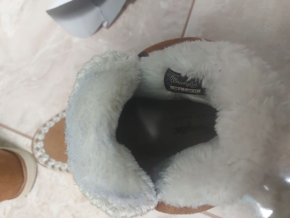 Продам жіночі зимові ботинки Wrangler(uggs)