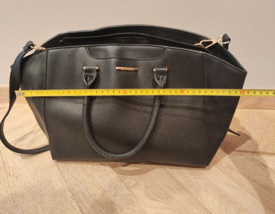 Czarna torebka Reserved