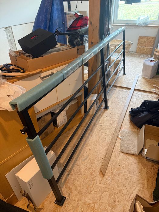 Balustrada metalowa z drewnianym poręczem dębowym  – czarna – solidna konstrukcja