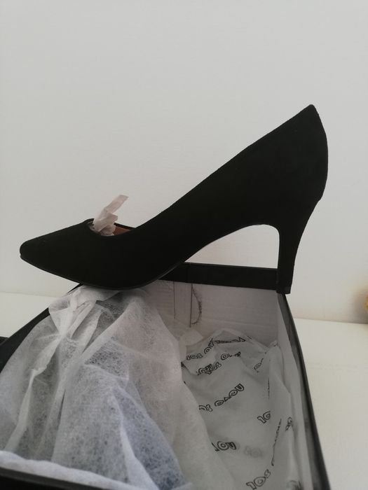 Sapato alto em camurça