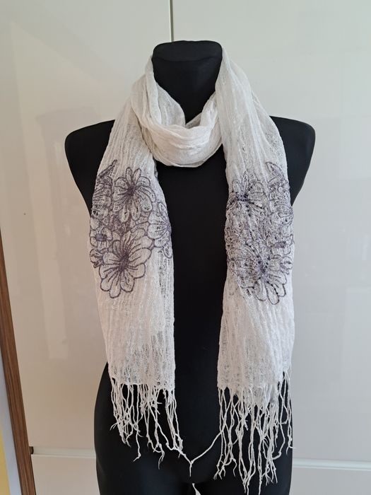 Cienki szalik popiel gołębi  motyw kwiatowy