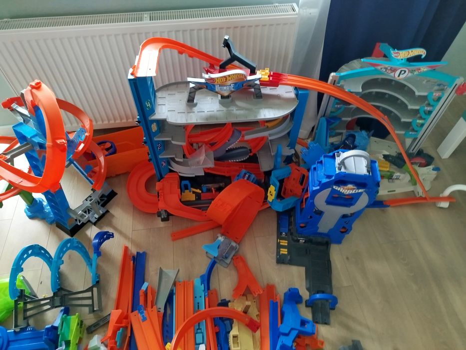 Tory i garaże Hot Wheels