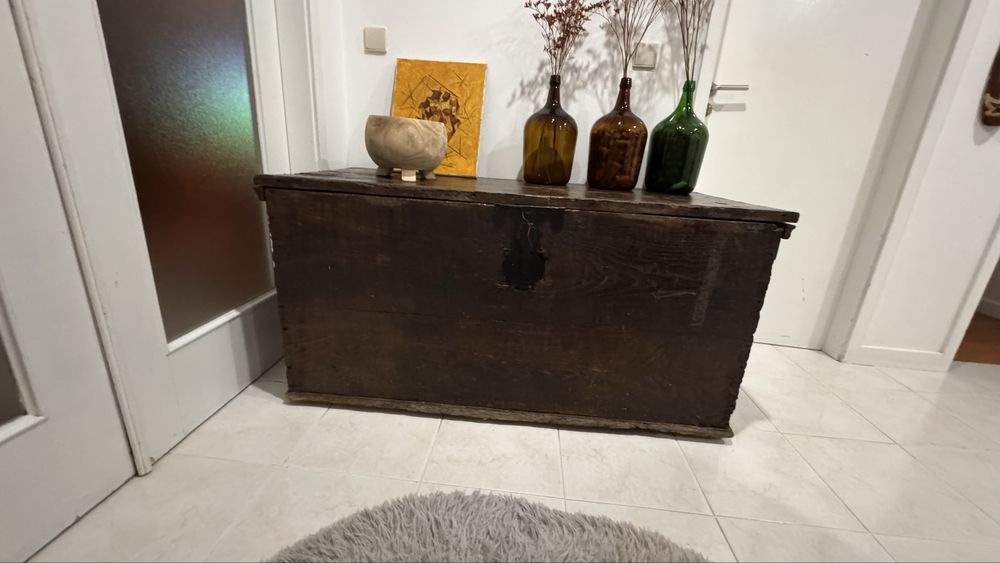 Baú antigo madeira maciça