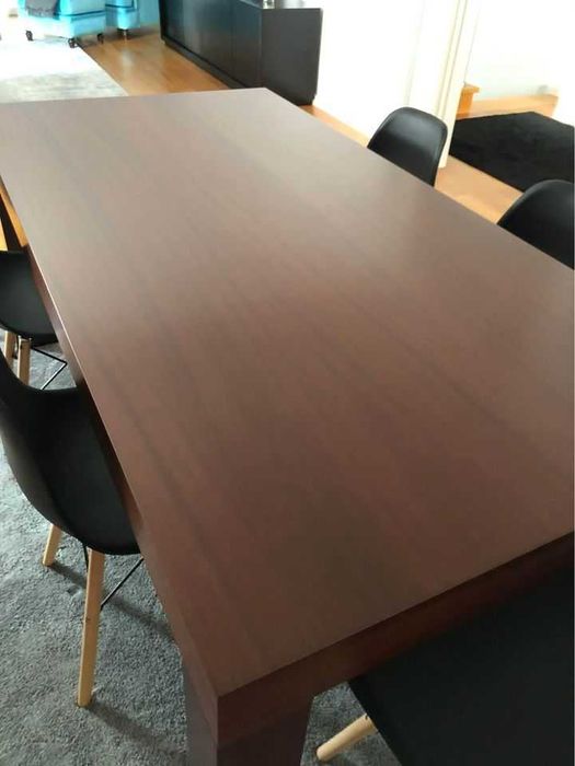 Mesa de jantar em mogno