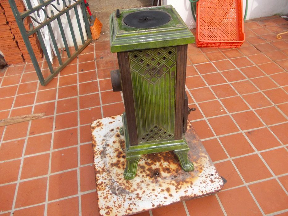 Antiga salamandra  ferro Fundido Esmaltado  a Funcionar Pied de Selle