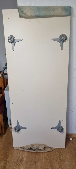 Stół rozkładany 182 x 75 cm. Blat 3,6 cm. Odkręcane metalowe chromowane nogi.