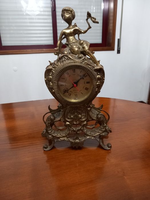 Relógio de mesa muito antigo