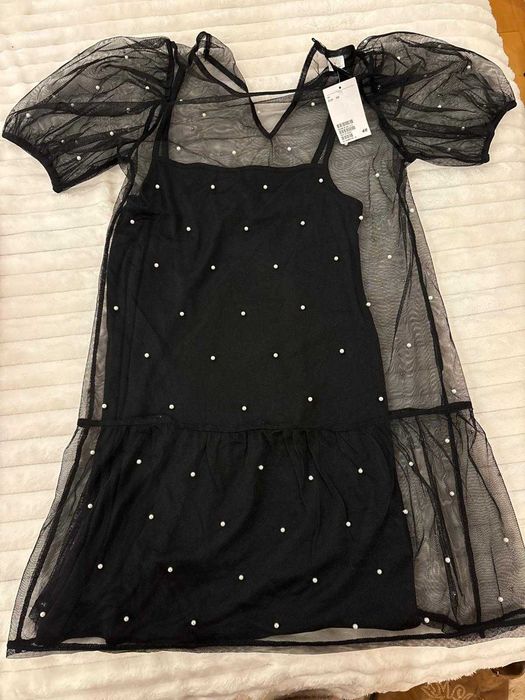Vestido preto com pérolas