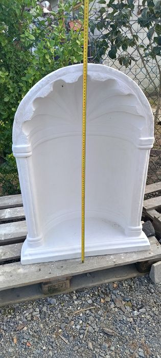 Figury ogrodowe postacie Maryi i kapliczka