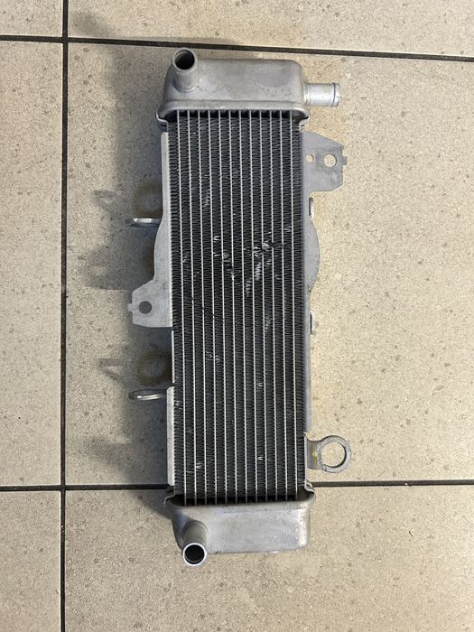 Uszkodzona chłodnica honda cb125r 18r.