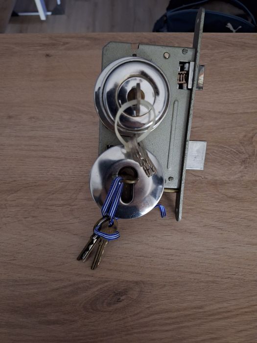 Zamek używany drzwiowy polski na 2 wkładki każda 4 klucze