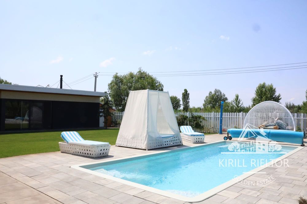 В городке "Золотые Ключи" продается дом с баней и бассейном