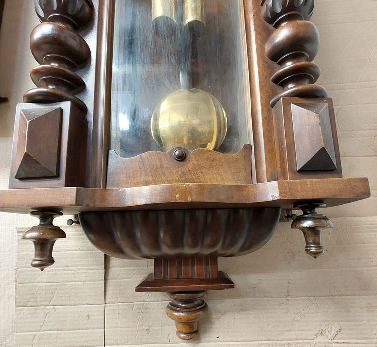 Piękny wagowy zegar.