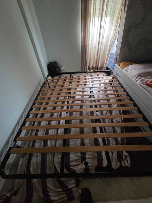 Cama de casal. Em bom estado. Qualidade superior.