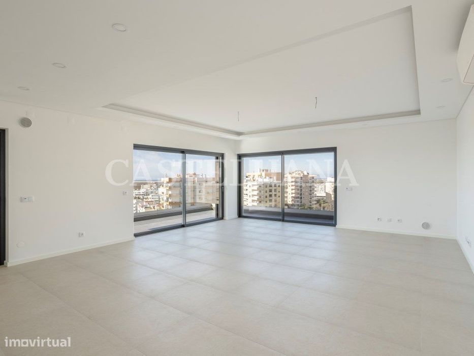 Apartamento T4, com varanda, em Faro