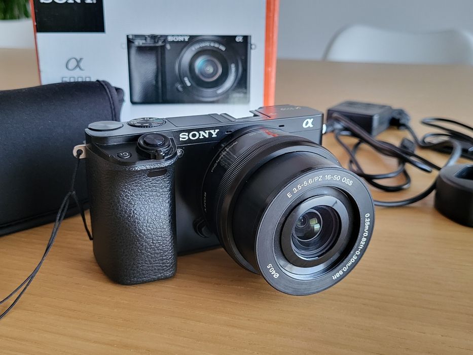 Sony a6000 com kit lens (3.5-5.6/PZ 16-50 OSS) e alguns acessórios
